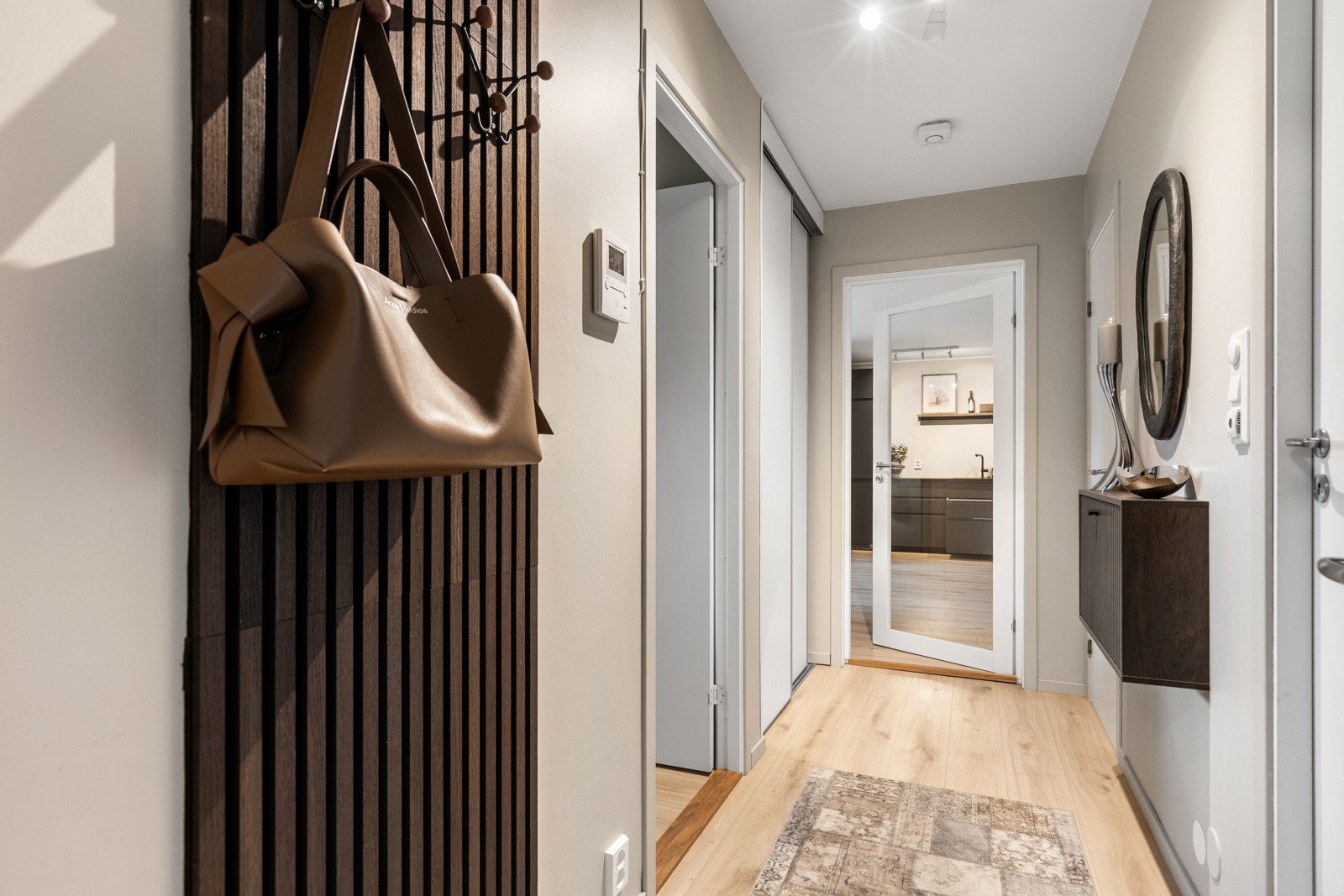 Velkommen inn. En ryddig og funksjonell gang som binder rommene sammen. Galleribilde