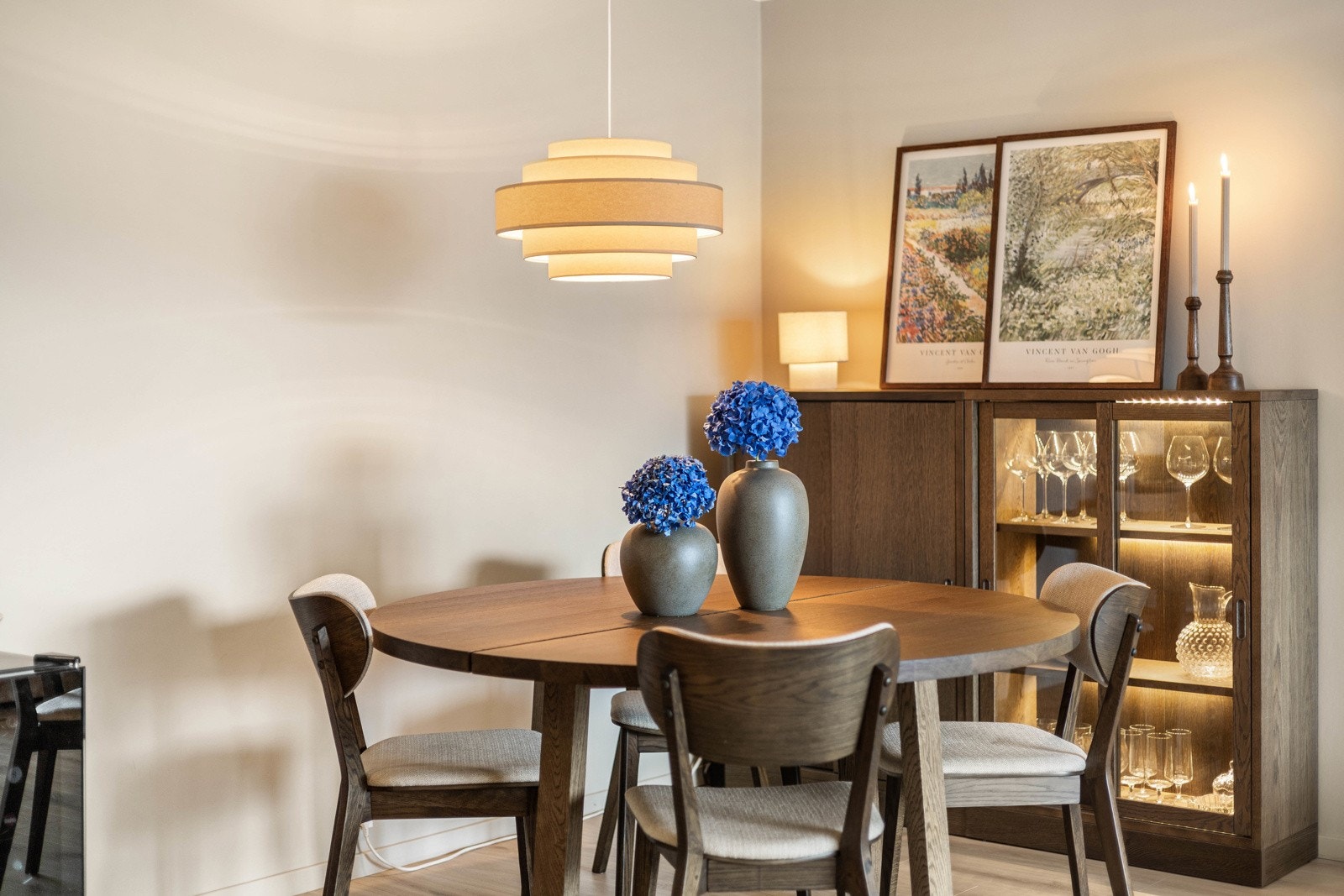 Koselig spisestue med plass til familie og venner. En naturlig samlingsplass i hjemmet. Galleribilde