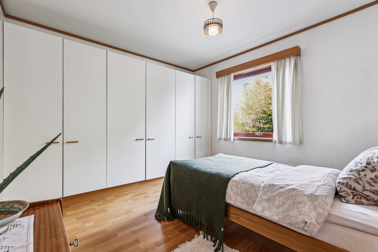 Soverommet er innredet med stort garderobeskap som medfølger handelen. Galleribilde