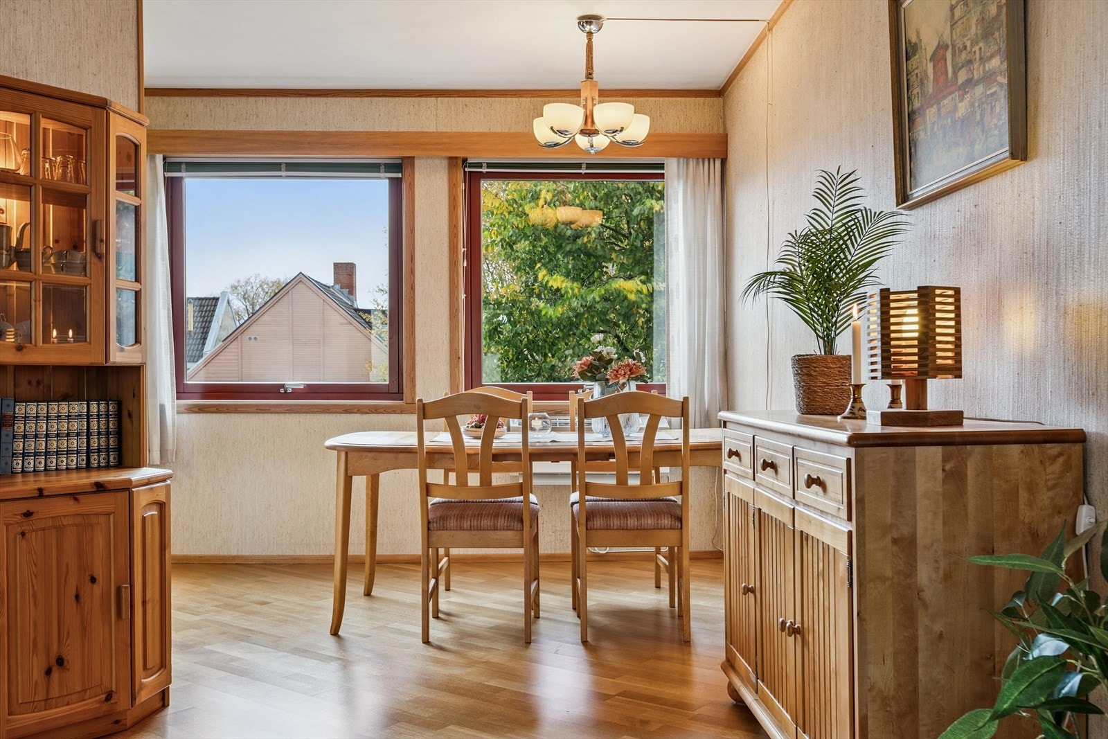 Mellom stue og kjøkken er det mulig å danne spisestue hvor du nyter rikelig lysinnslipp. Galleribilde