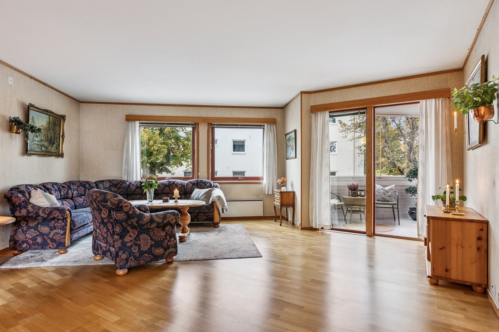 Stuen byr på gjennomgående lysinnslipp fra generøse vindusflater som vender mot sør og nord. Galleribilde