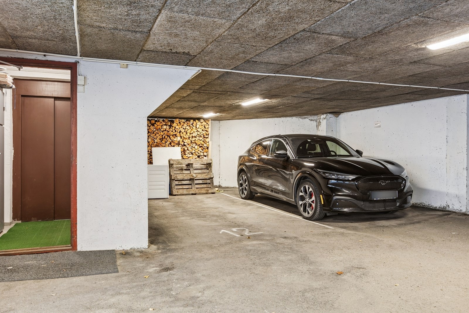 Hver leilighet i sameiet har egen parkeringsplass, det er også 3 gjesteplasser som kan brukes av besøkende. Galleribilde