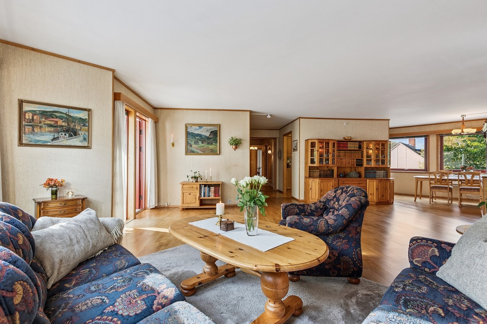 Stuen er på hele 41m² og byr på rikelig med rom for ønsket møblering. Galleribilde