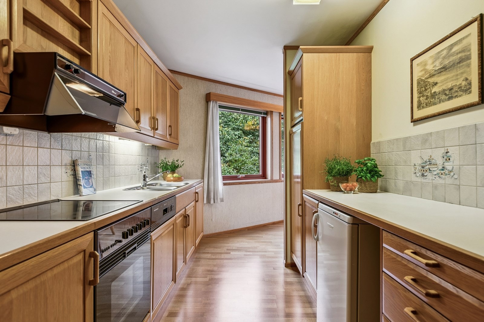 Kjøkkenet er utført profilerte fronter og byr på rikelig oppbevaringsplass i over- og underskap. Takstmann har vurdert kjøkkenet til TG1. Galleribilde