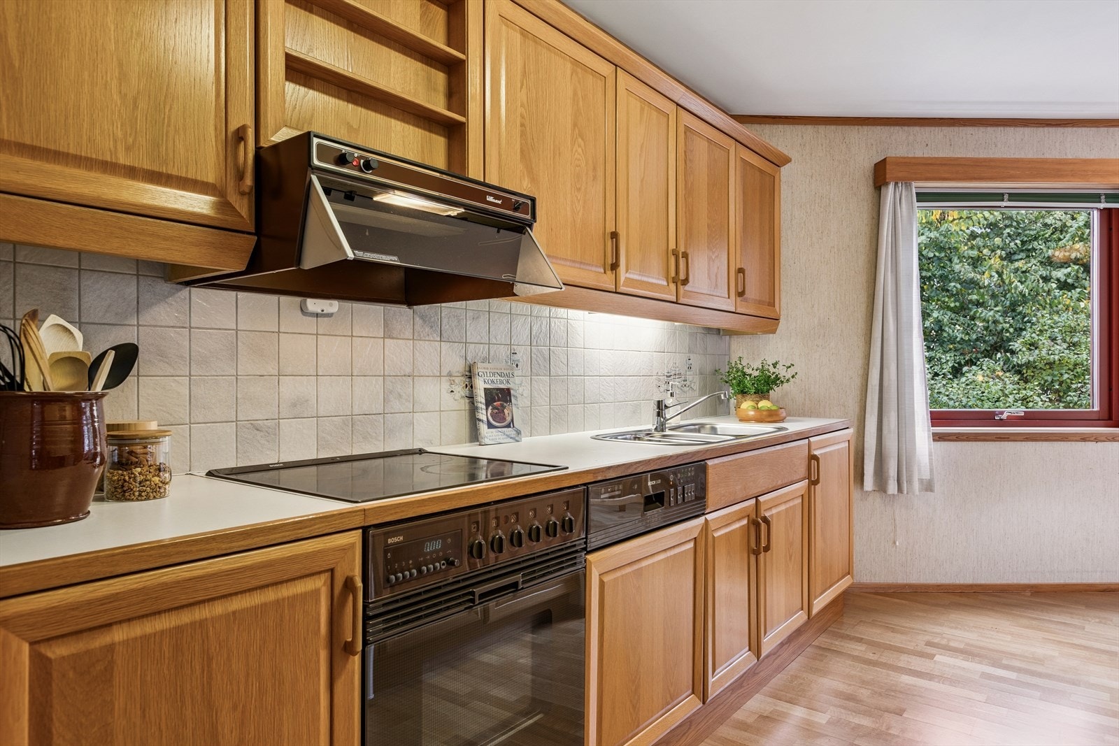 Kjøkkenet byr på integrerte hvitevarer som stekeovn, platetopp, oppvaskmaskin, kjøleskap og mekanisk avtrekk over stekesone. Galleribilde