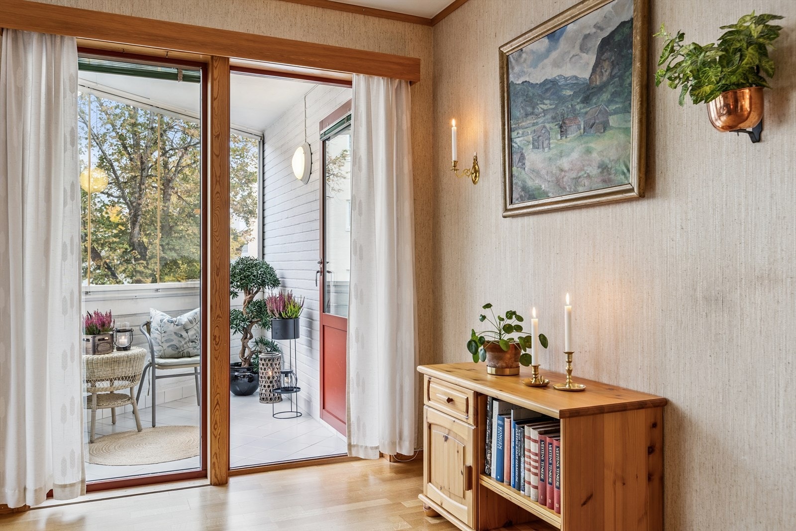 Fra stuen har du utgang til egen sørvendt innglasset balkong. Galleribilde