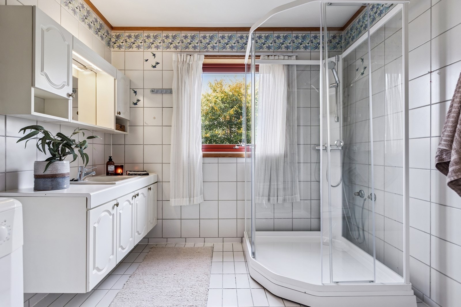 Lyst flislagt bad på gode 6m². Galleribilde