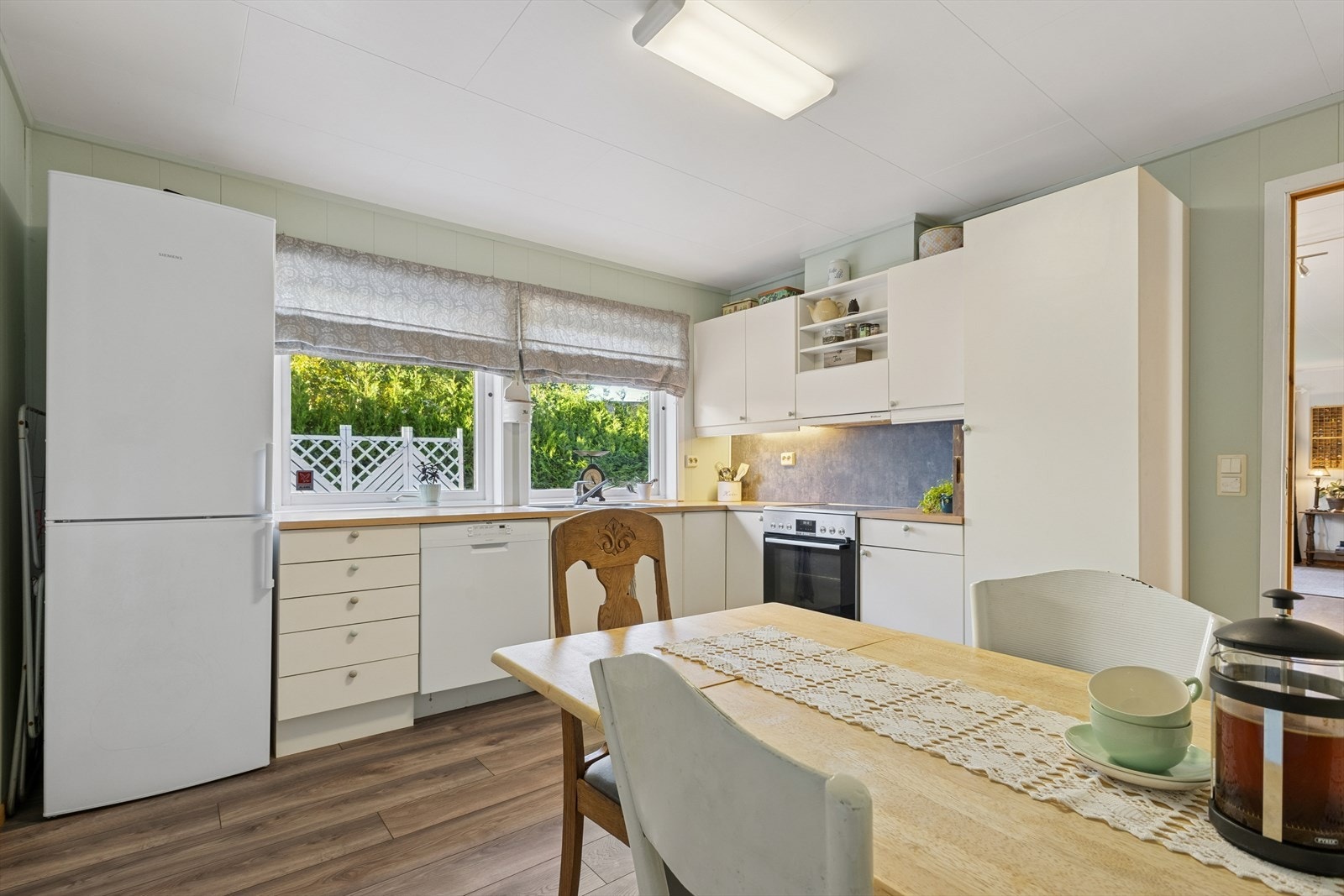 Kjøkkeninnredning med slette fronter. Galleribilde