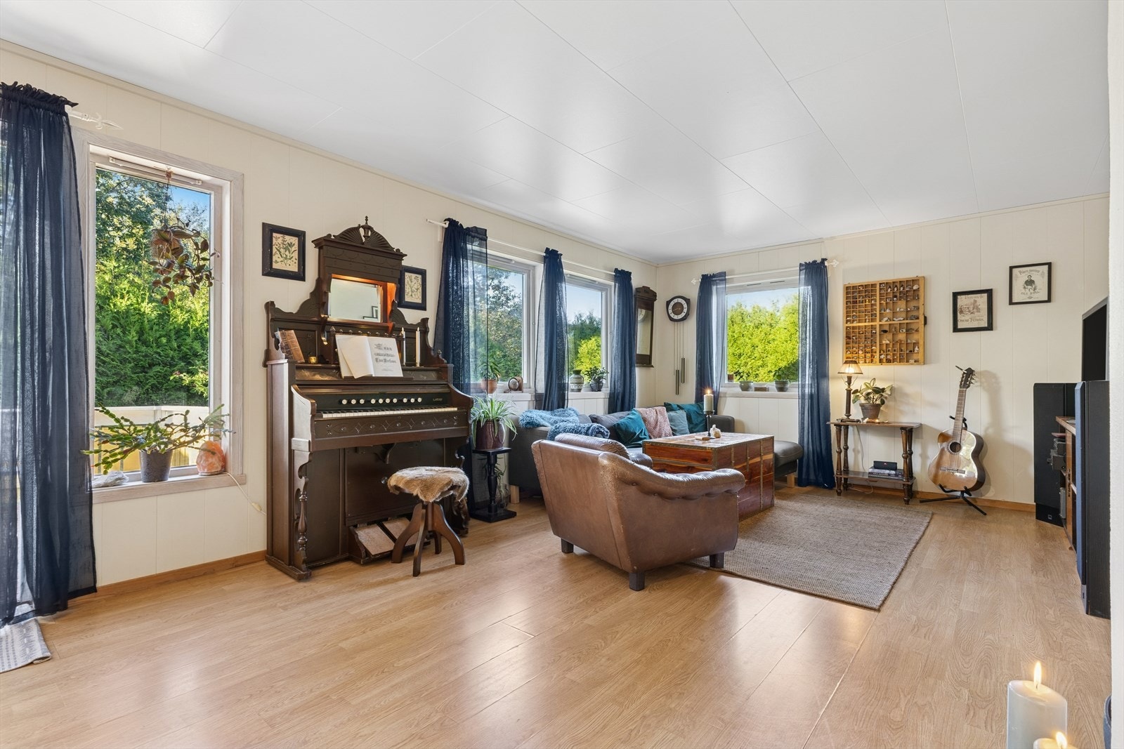 Rommets utforming gjør det naturlig å innrede den i 2 ulike soner. Galleribilde