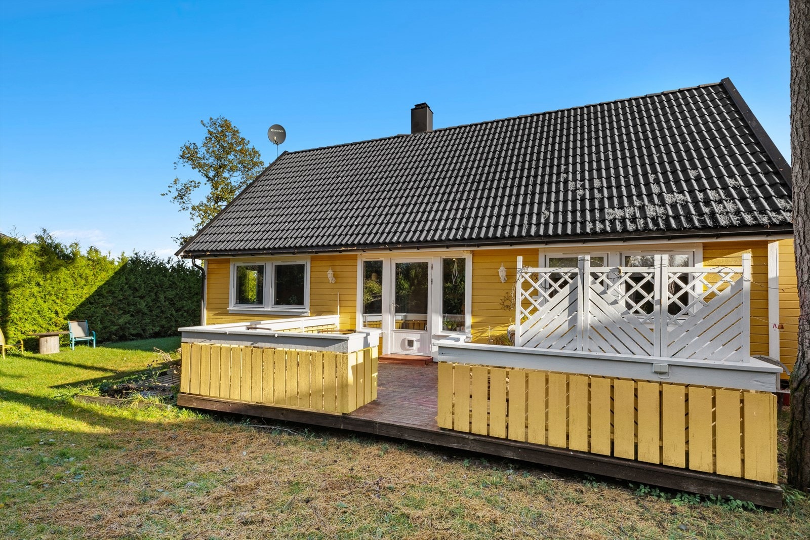 Solrik og usjenert uteplass. Galleribilde