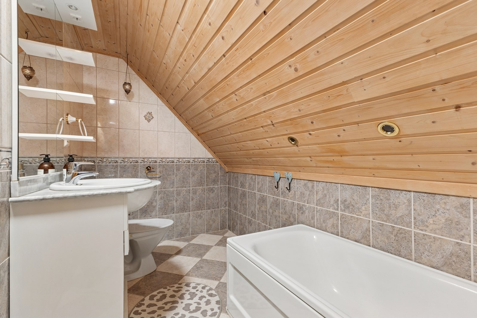 Badet er utstyrt med vask, klosett og kar. Det er ingen utlufting av rommet. Galleribilde