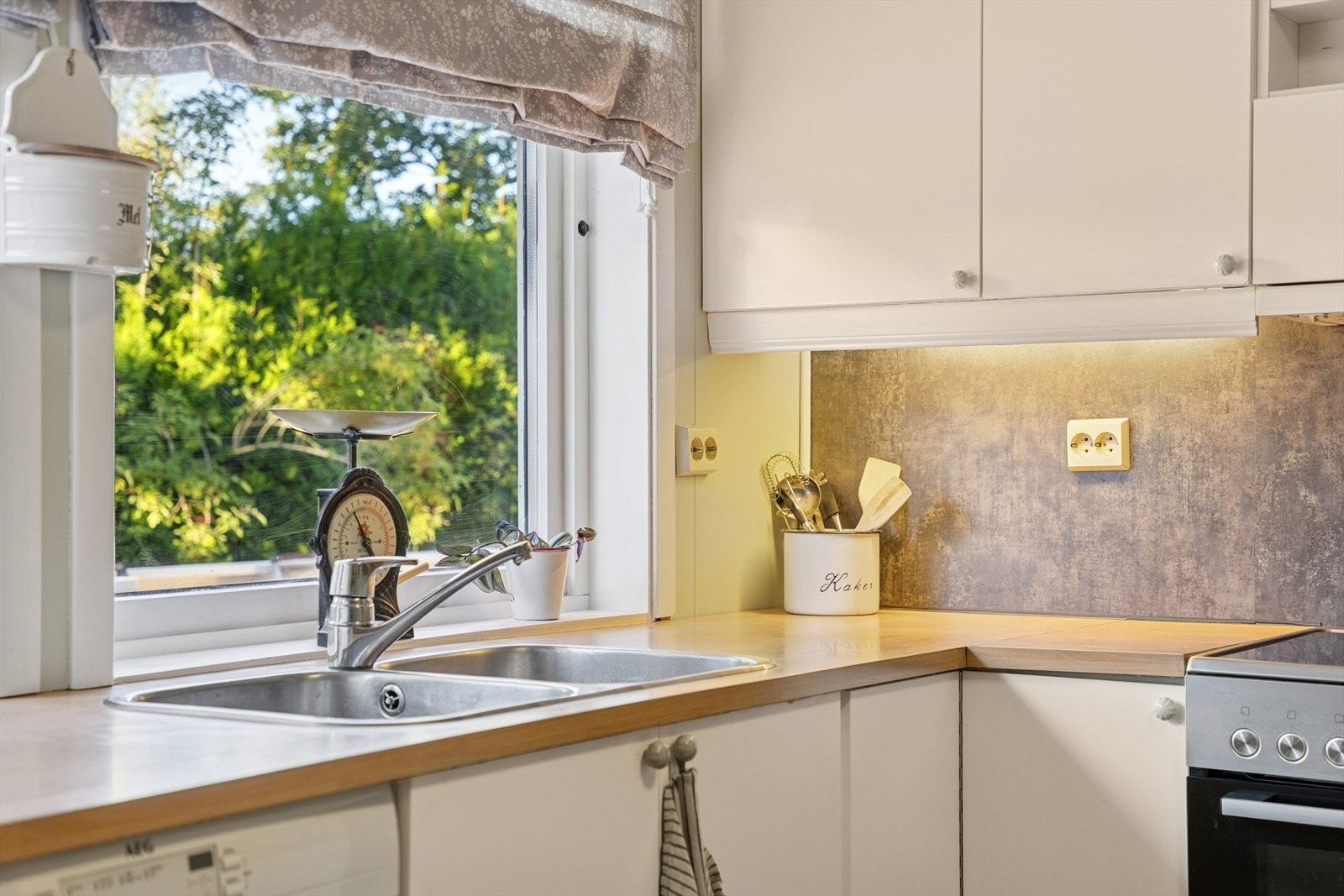 Det er avsatt plass til hvitevarer som stekeovn, oppvaskmaskin og kjøl/fryseskap. Galleribilde