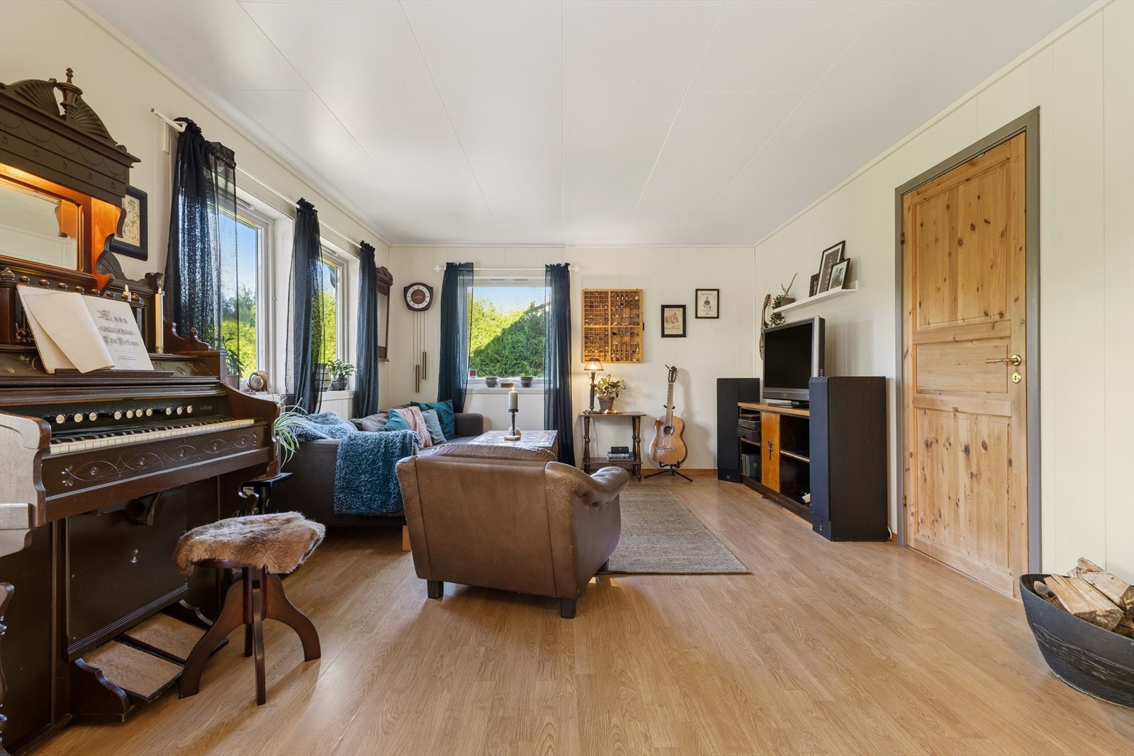 Stuen har vedovn som sørger for rette innetemperaturen gjennom alle årstider! Galleribilde