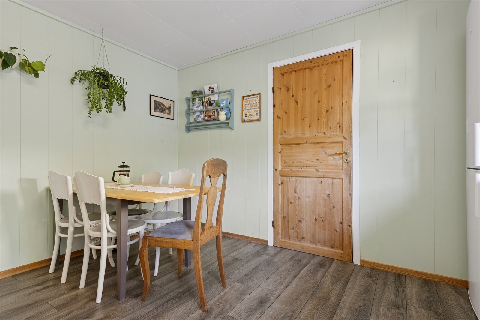 Kjøkkenet har plass til spisebord. Galleribilde