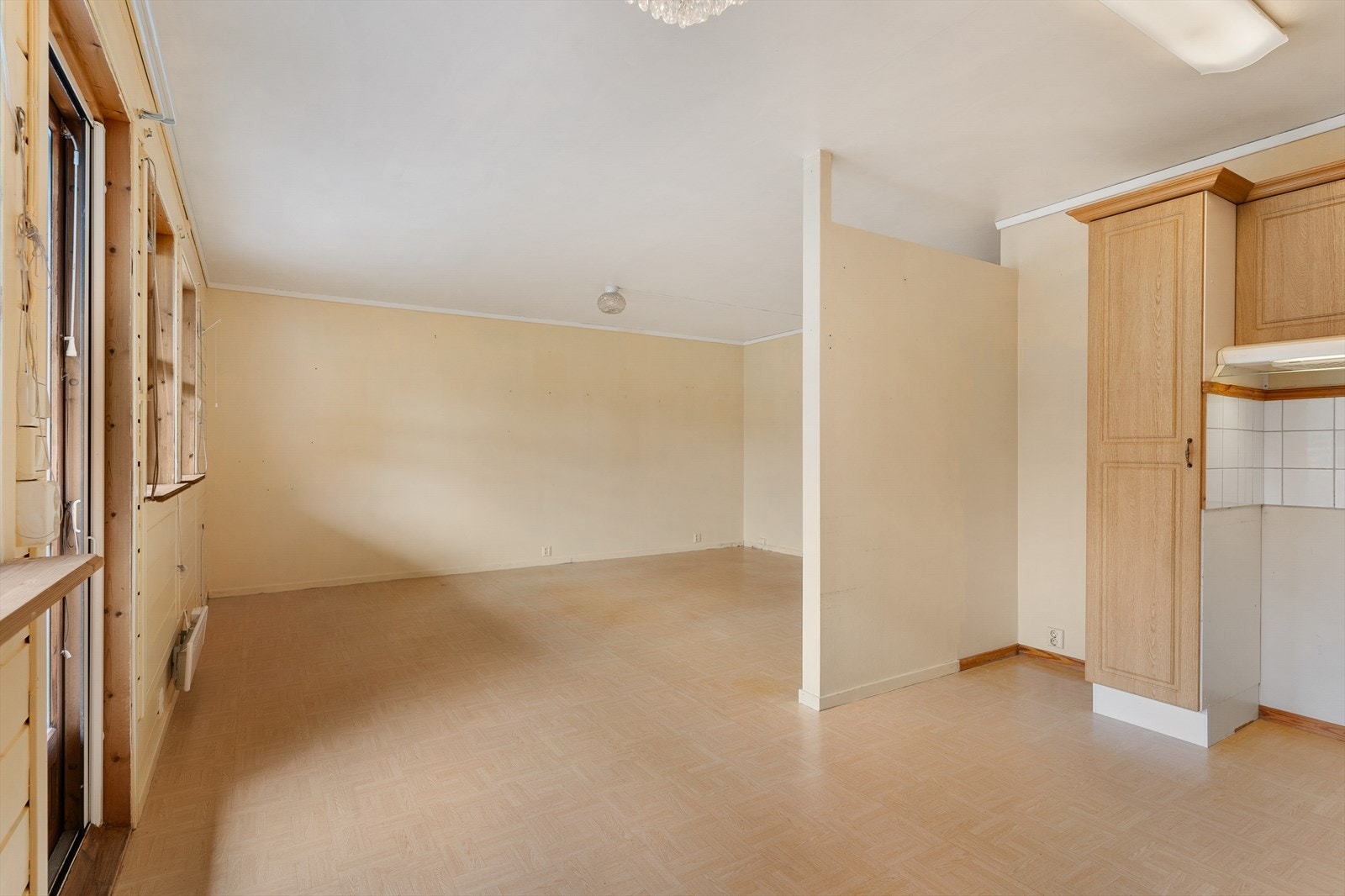 Fra stue/kjøkken er det utgang til uteplass og hage. Galleribilde