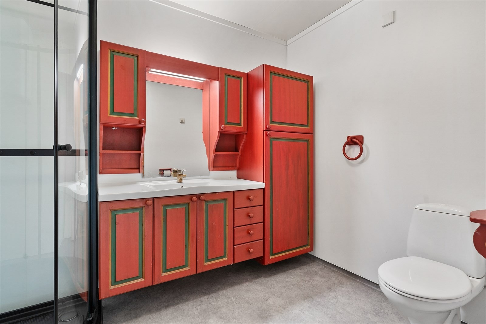 Badet har plater på vegg og belegg på gulv, samt gulvvarme. Galleribilde