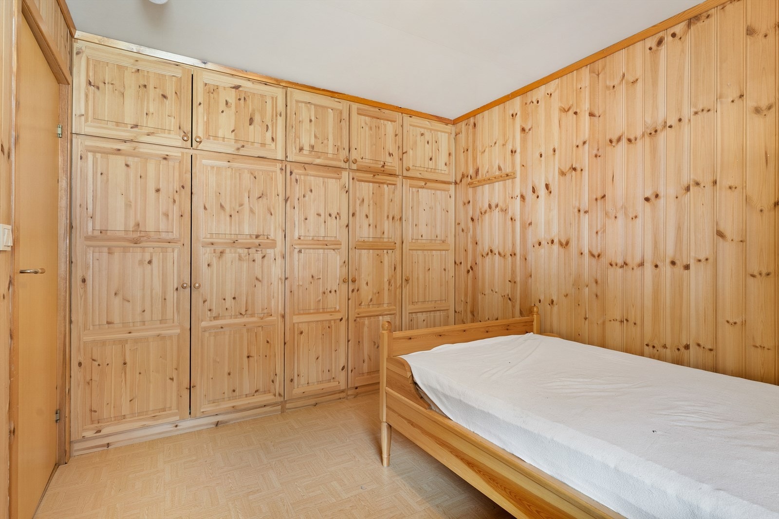 Plassbygde garderobeskap gir godt med oppbevaringsplass. Galleribilde