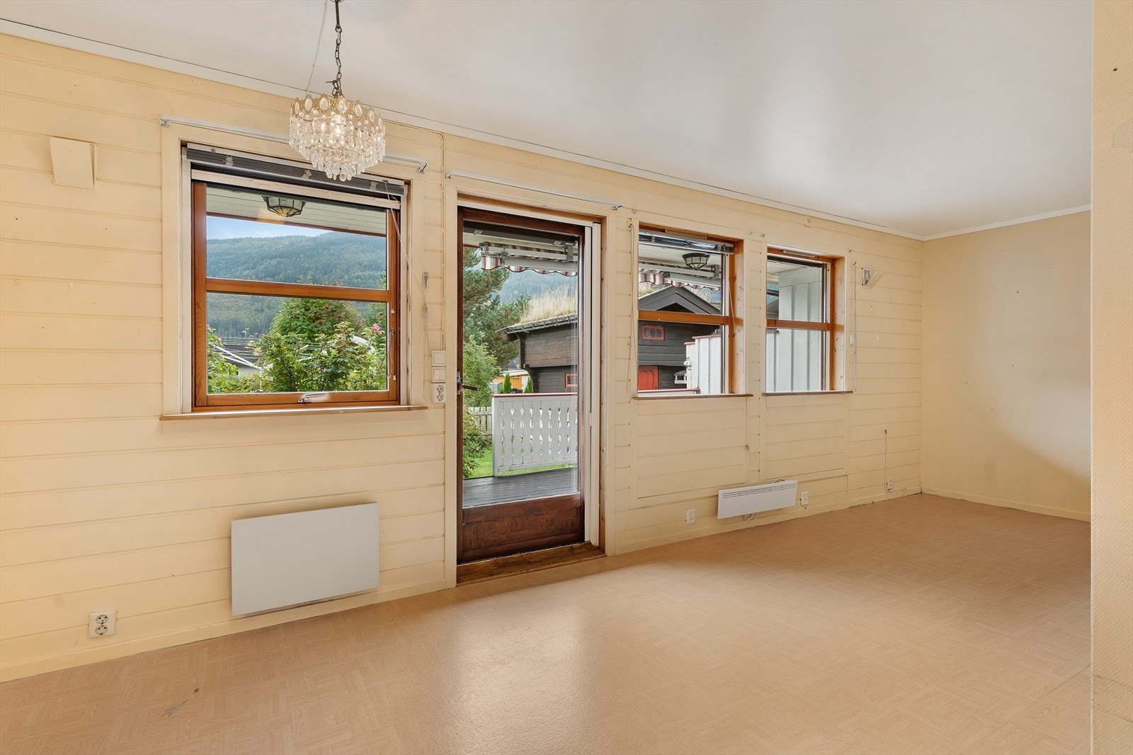 Veggene i stue/kjøkken har dels panelte vegger og dels malte plater. Galleribilde