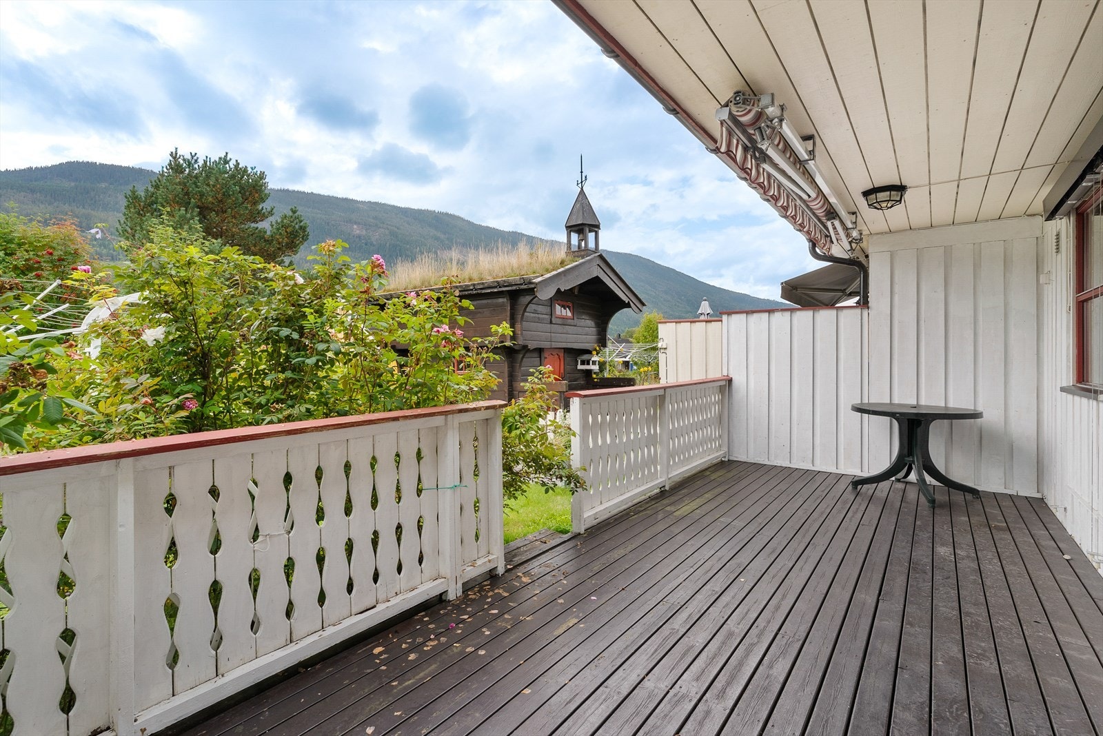 Fra terrassen er det direkte adkomst til en liten, inngjerdet hage. Galleribilde