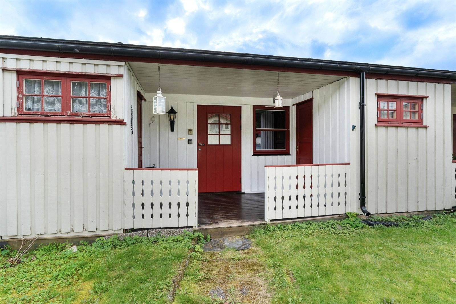 Et praktisk, overbygd inngangsparti ønsker deg velkommen! Galleribilde