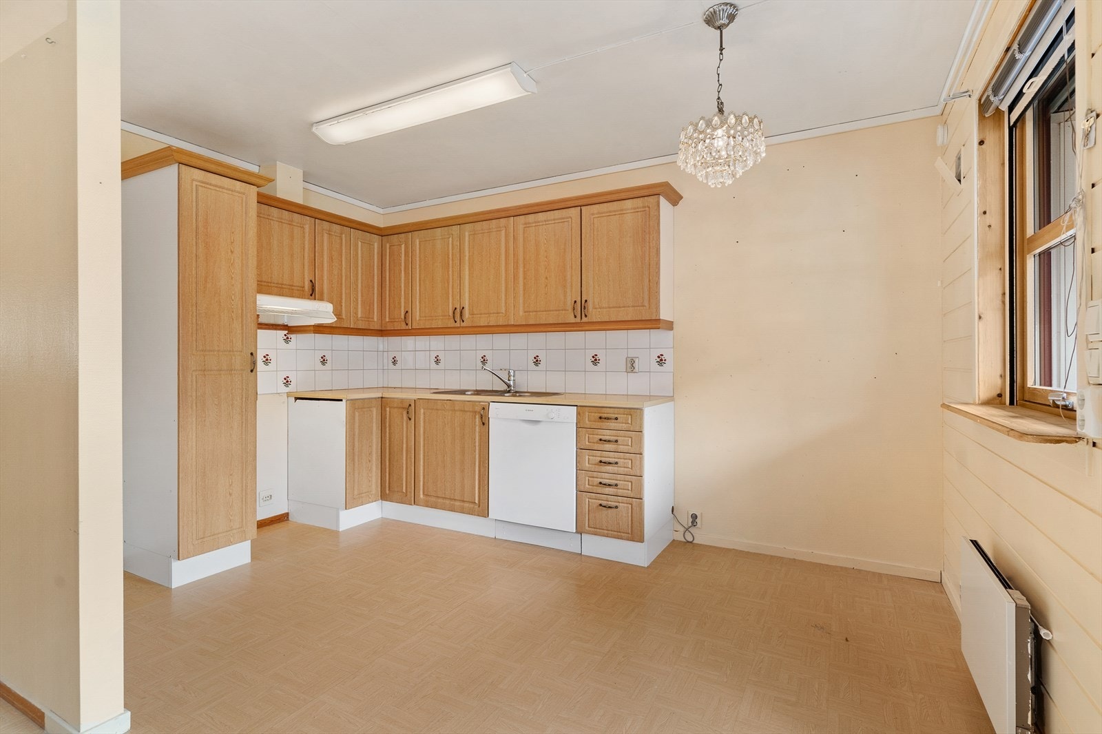 Kjøkkenet har en klassisk innredning med profilerte fronter og benkeplate i laminat. Galleribilde