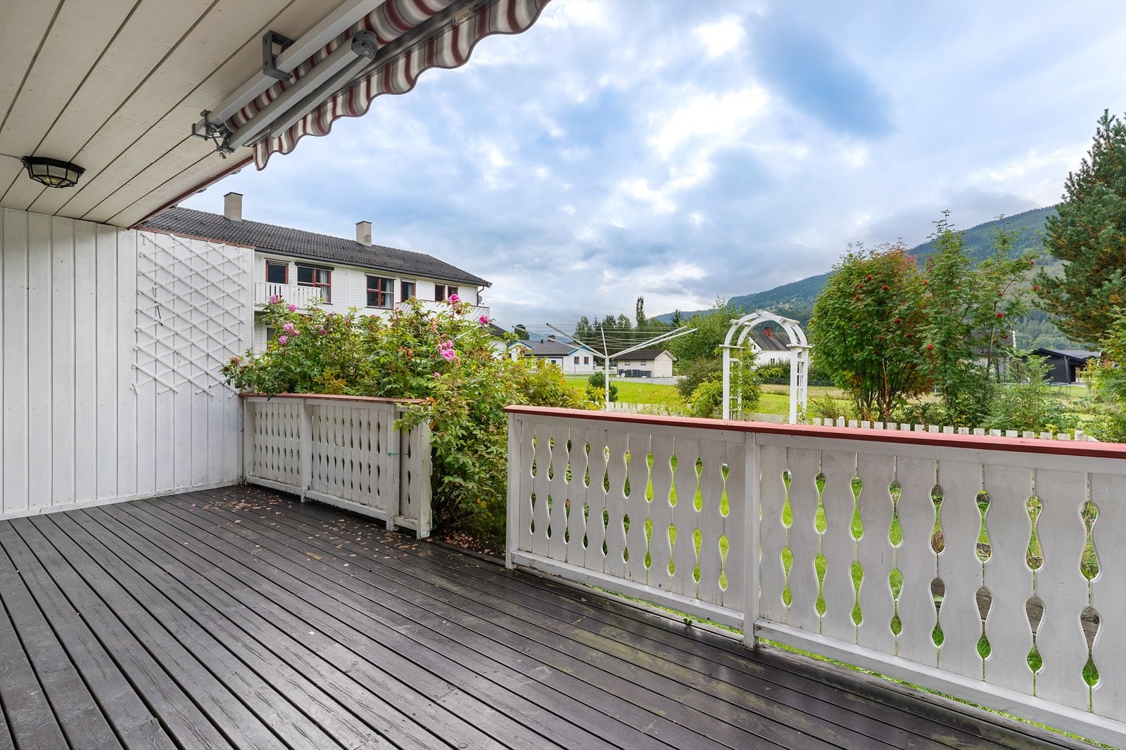 Terrassen på ca 23 kvm har takoverbygg og det er montert terrassemarkise. Galleribilde