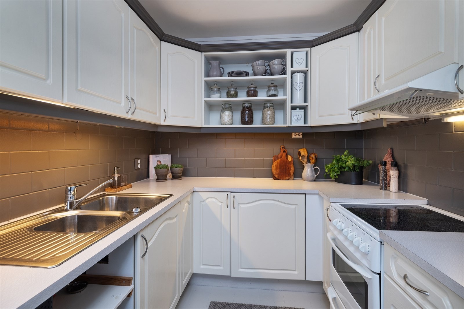 Praktisk kjøkkenkrok med eldre innredning. Galleribilde