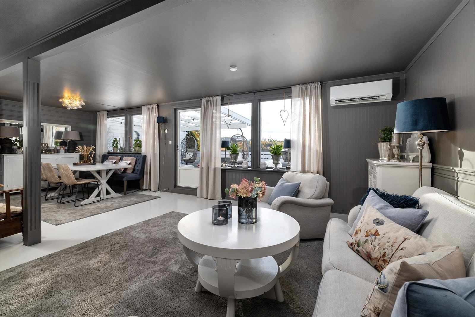 Deilig åpent rom som varmes opp med varmepumpe, ny i 2023. Galleribilde