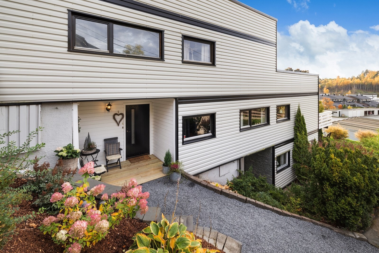 Koselig inngangsparti med ny platting og singlet adkomst. Galleribilde