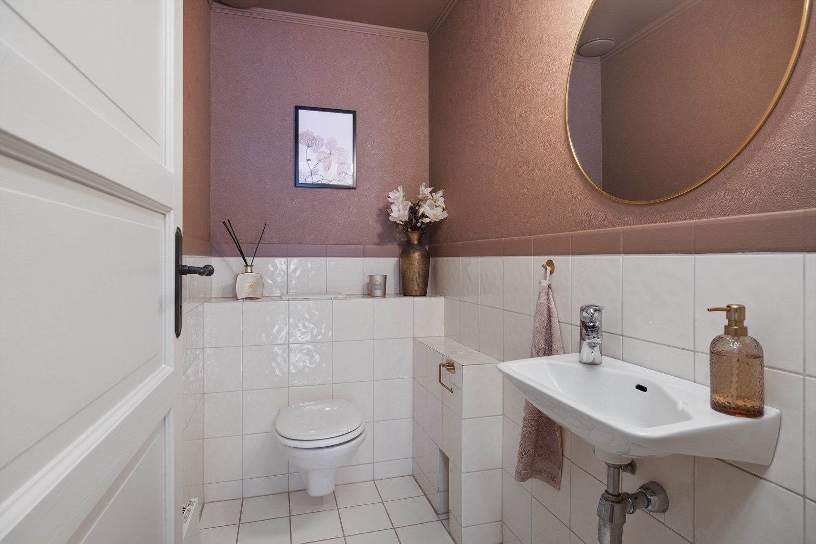 Delikat vegghengt toalett i eget rom. Galleribilde