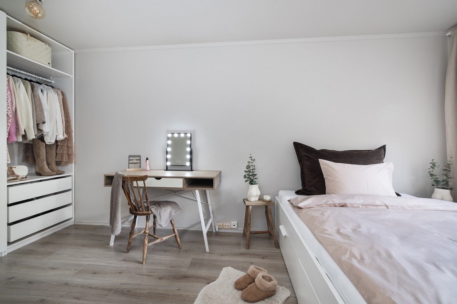 Hovedsoverom med god størrelse og plass til skrivepult. Galleribilde