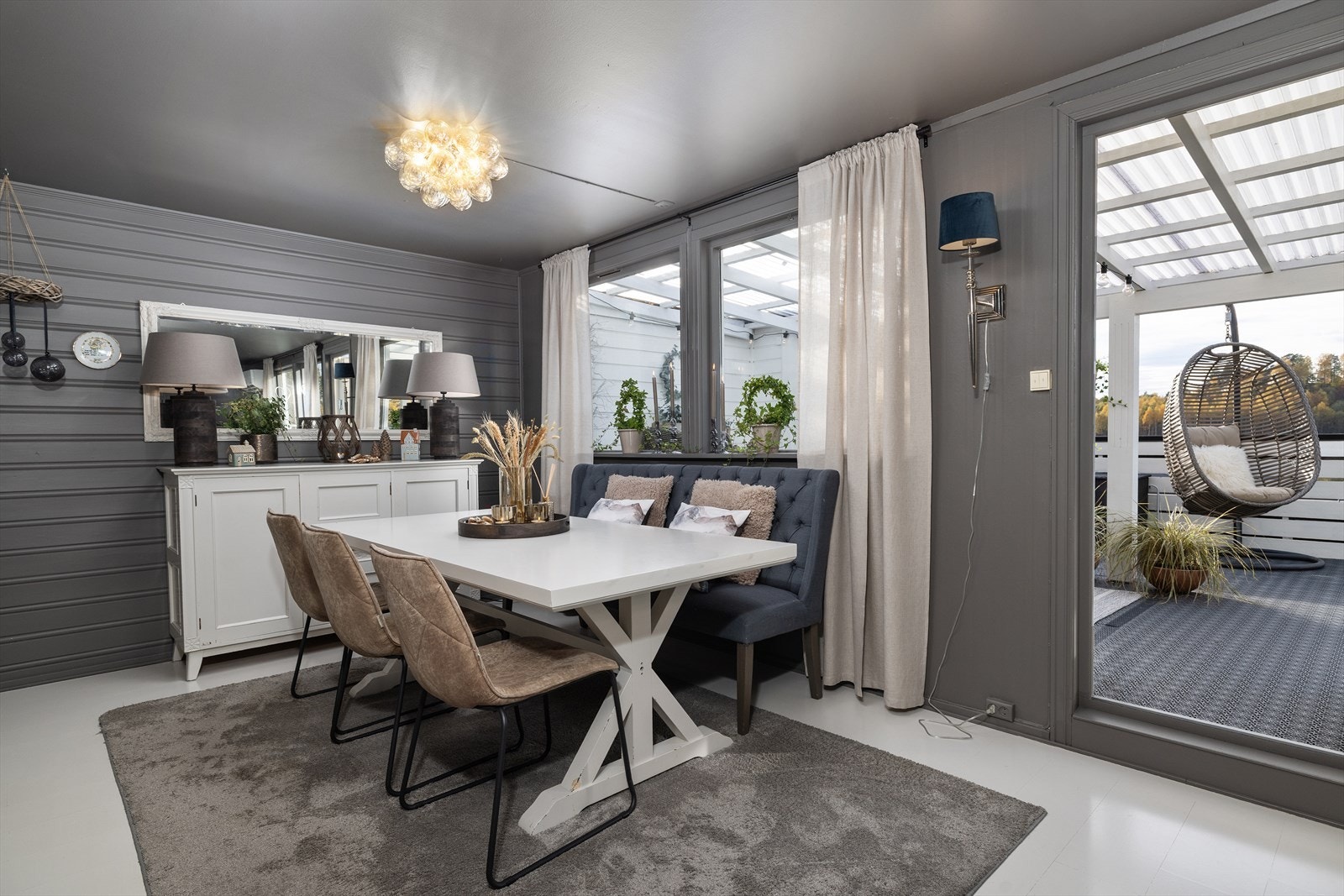 Spisestuen er plassert rett utenfor kjøkkenet med kort vei til terrassen. Galleribilde