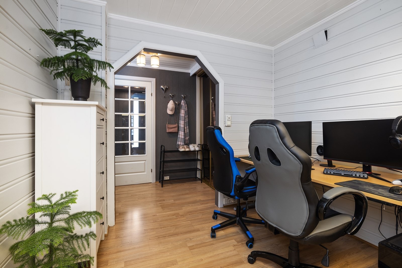 Fra vindfang kommer man inn i garderoberom/gamingrom. Galleribilde