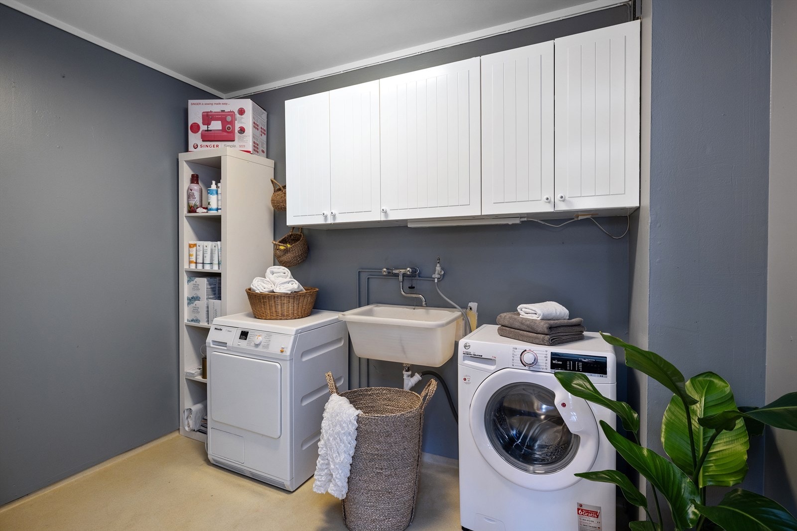 Hvem ønsker ikke å få vaskemaskinen i eget rom og i tillegg kunne har pass til tørking, bretting og stryking av klær? Galleribilde