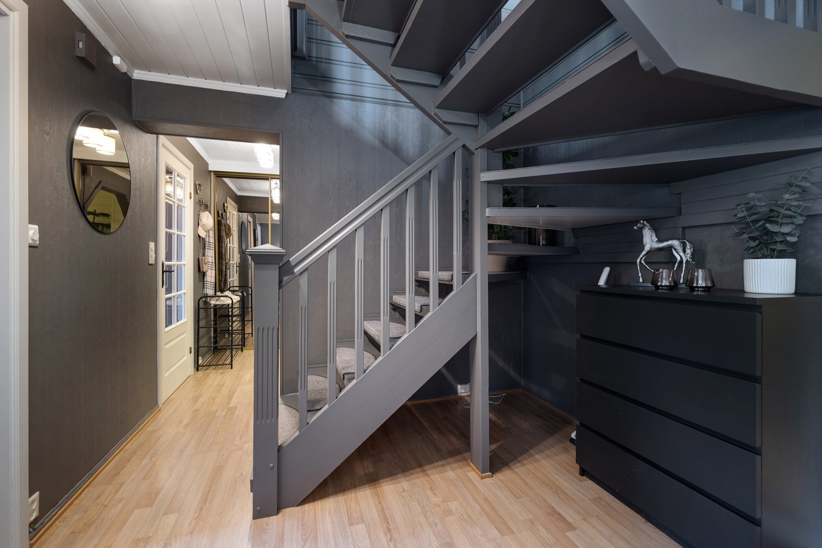 Dagens eier har gjort en fabelaktig malingsjobb, her er trappa nymalt. Galleribilde