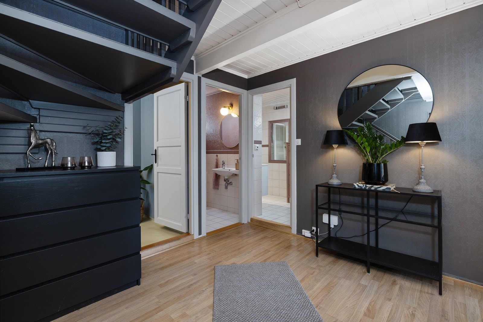 Leiligheten er utstyrt med separat vaskerom, WC og bad. Galleribilde