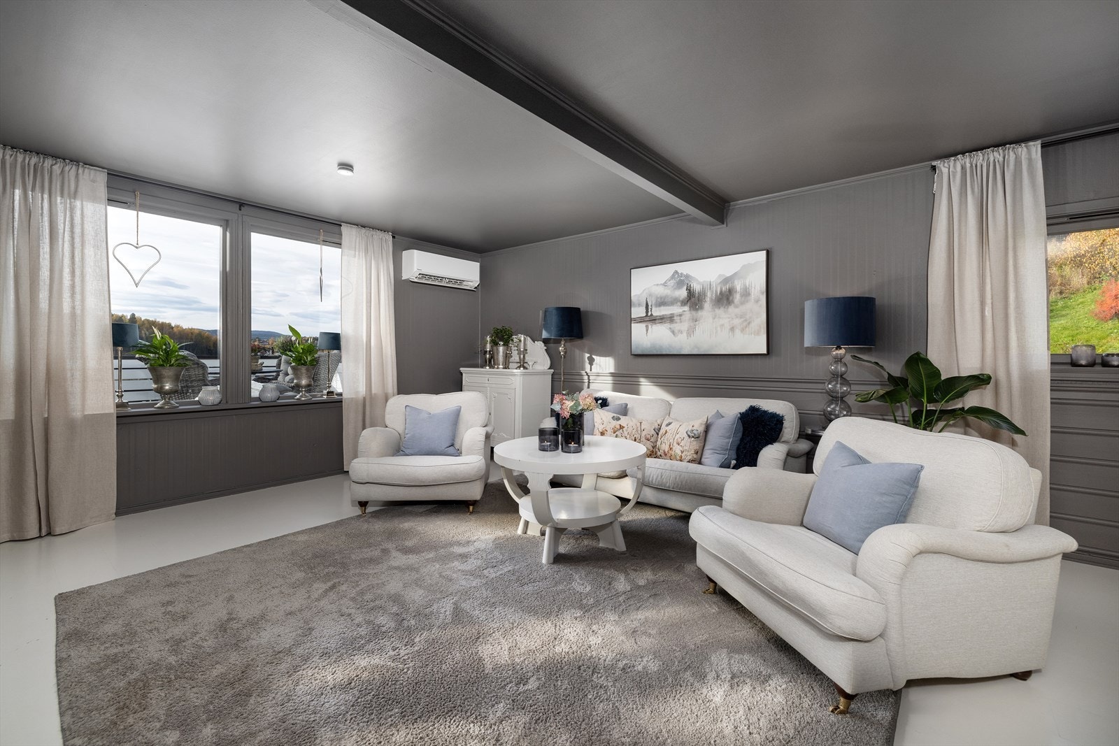 Det er god atmosfære og mye naturlig dagslys med innslipp fra 2 sider. Galleribilde