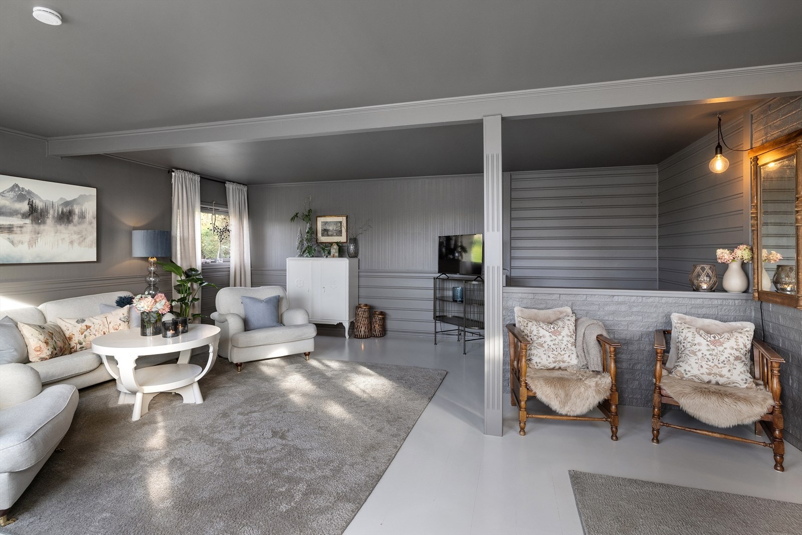 Hovedetasjen som består av stue og kjøkken har nymalte overflater i moderne look. Galleribilde