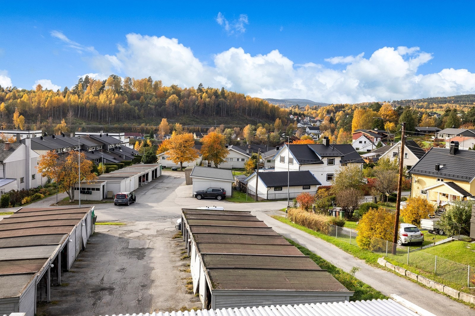 Utsikten fra terrassen. Garasjerekken til høyre hører til "sameiet". Denne er moden for utskifting. Galleribilde
