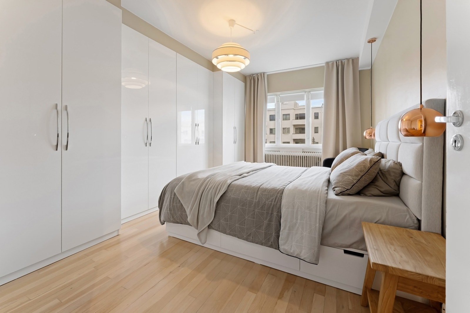 Rikelig med oppbevaringsplass i stor garderobe. Galleribilde