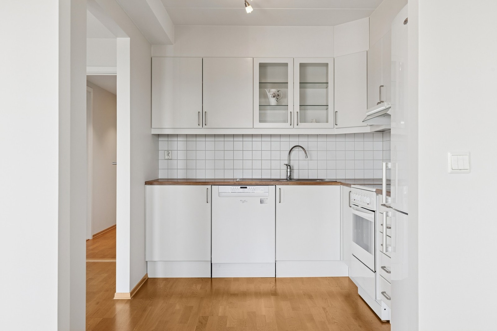Kjøkkenet har Integrert oppvaskmaskin, frittstående platetopp og stekeovn og kjøleskap. Galleribilde