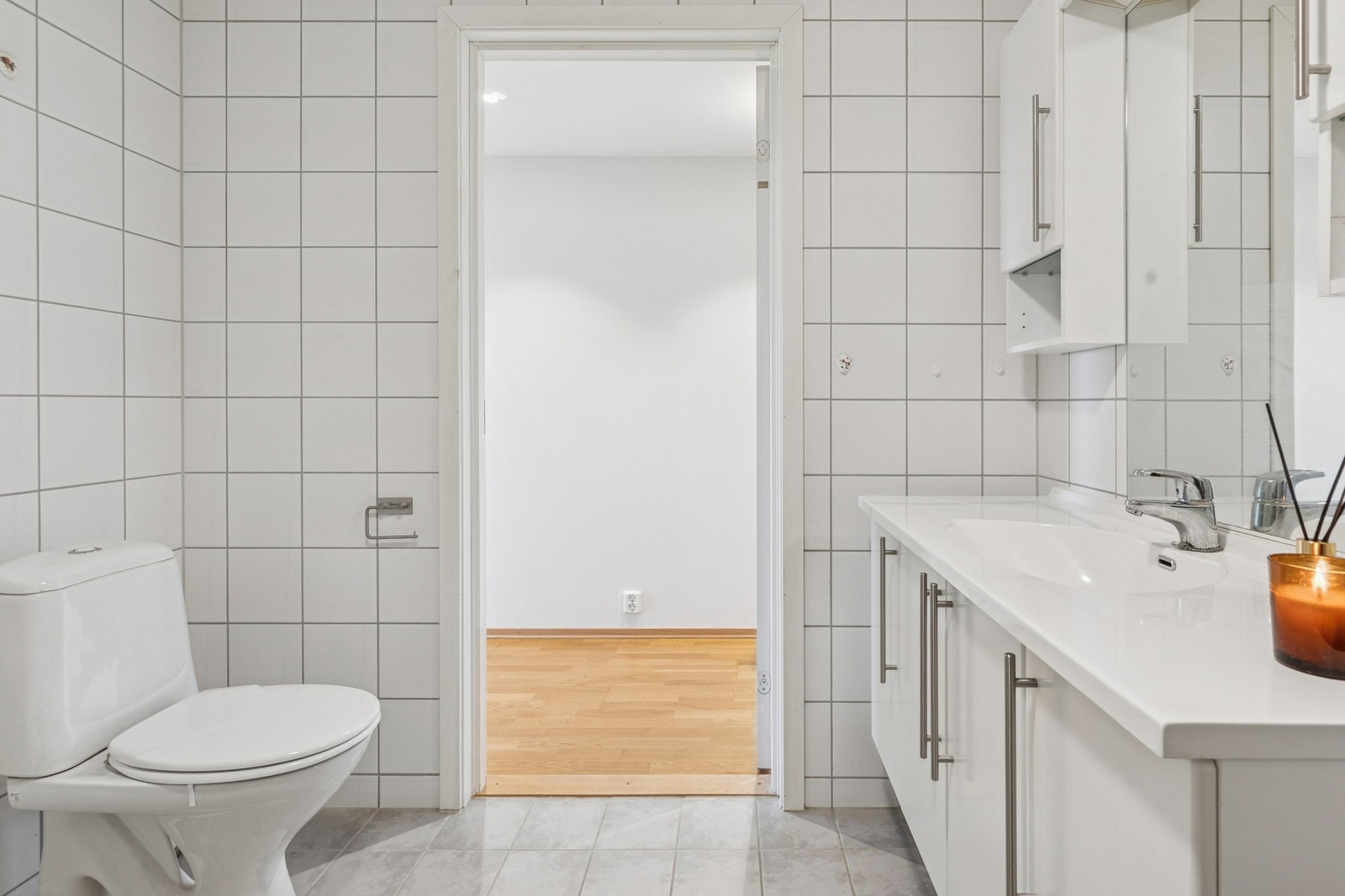 Romslig bad med lyse overflater og god plass til oppbevaring Galleribilde