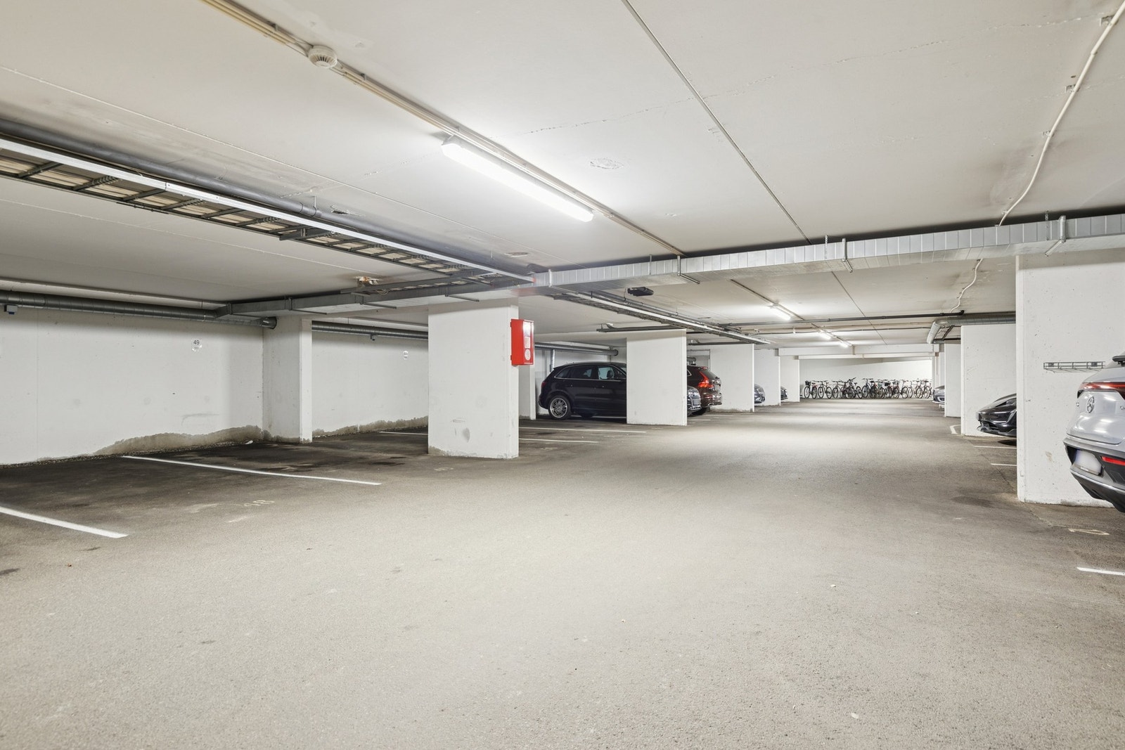 Leiligheten disponerer biloppstillingsplass i kjeller, med el-bil lader. Galleribilde