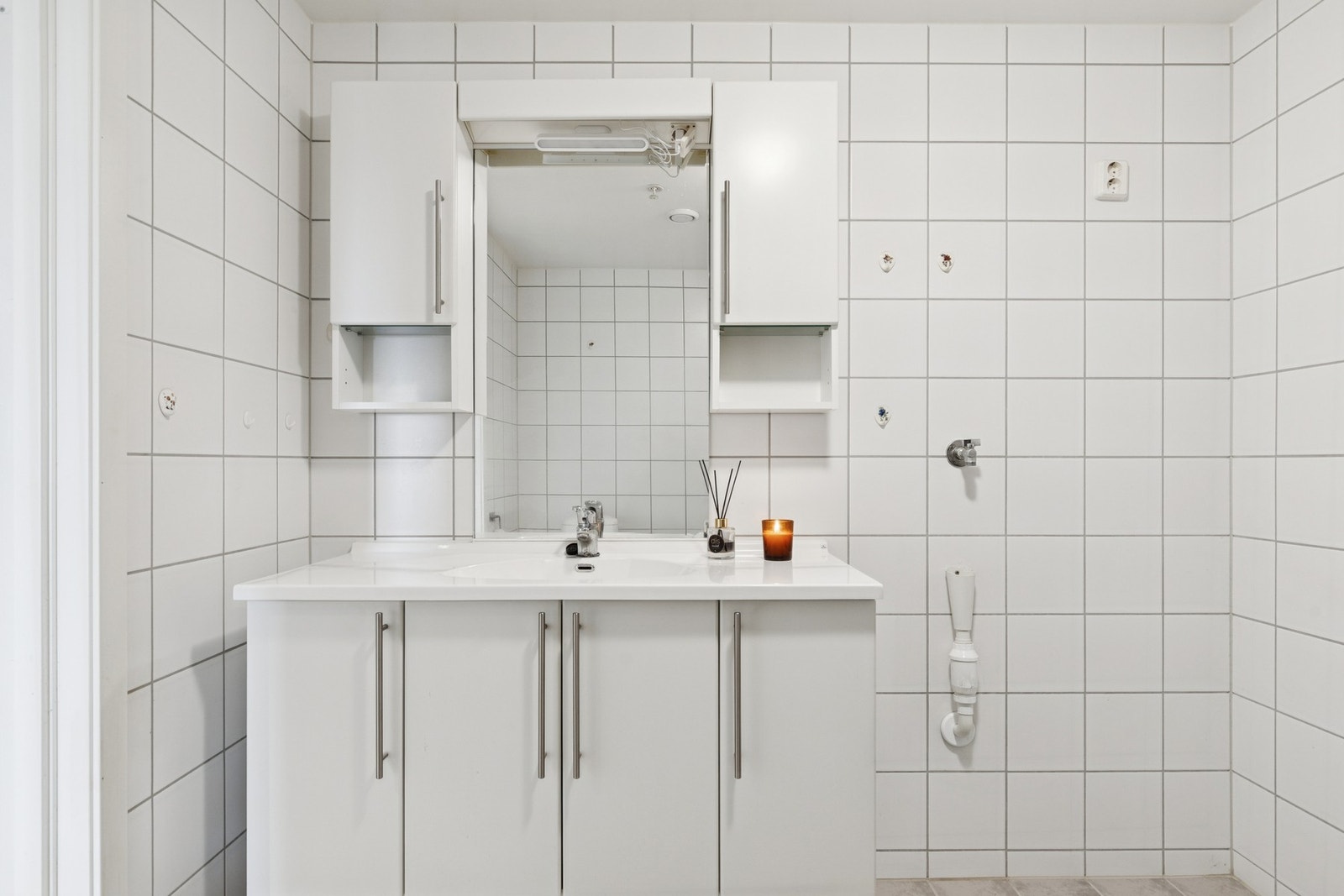 Her er det vegghengt servantskap med heldekkende servant, gulvmontert toalett og opplegg for vaskemaskin. Galleribilde