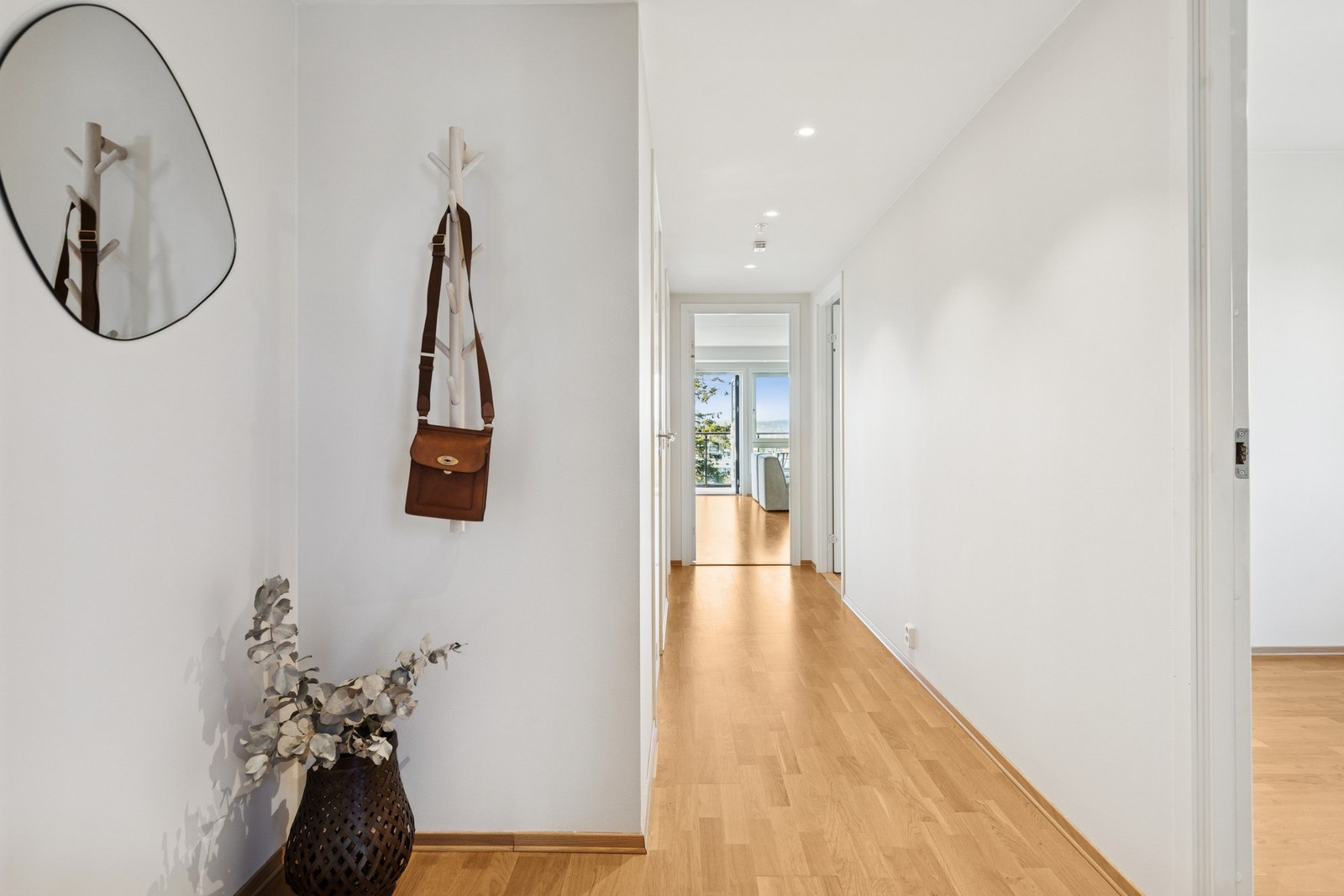 Leiligheten ønsker deg velkommen inn med en lys og romslig entré, men flotte downlights i gang. Galleribilde