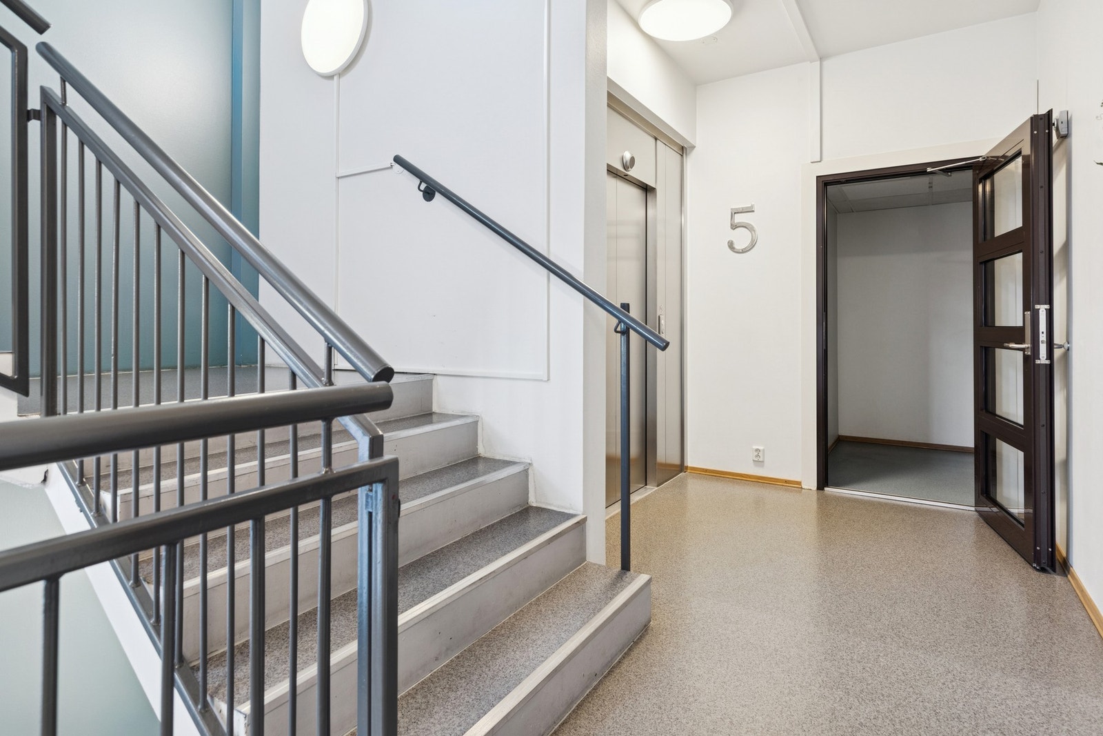 Leiligheten har enkel tilgang med heis i trappegang. Galleribilde