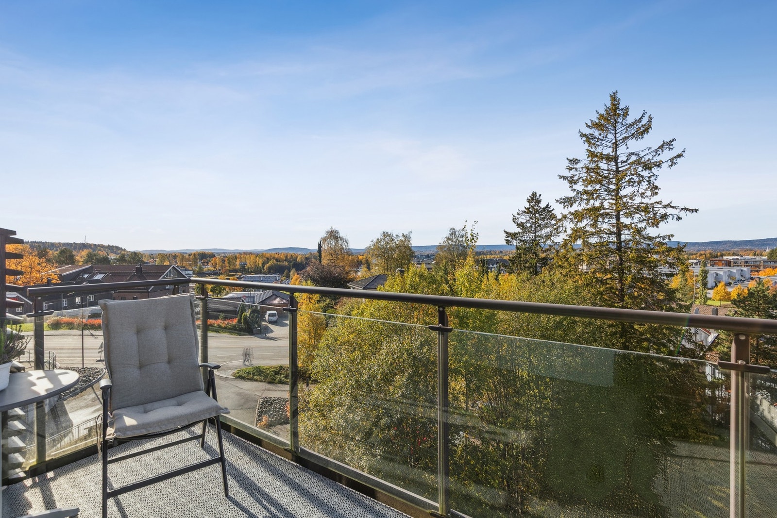 En flott balkong med plass til utemøblement og ettermiddagssolen som varmer - perfekt for avslapping etter en lang dag. Galleribilde