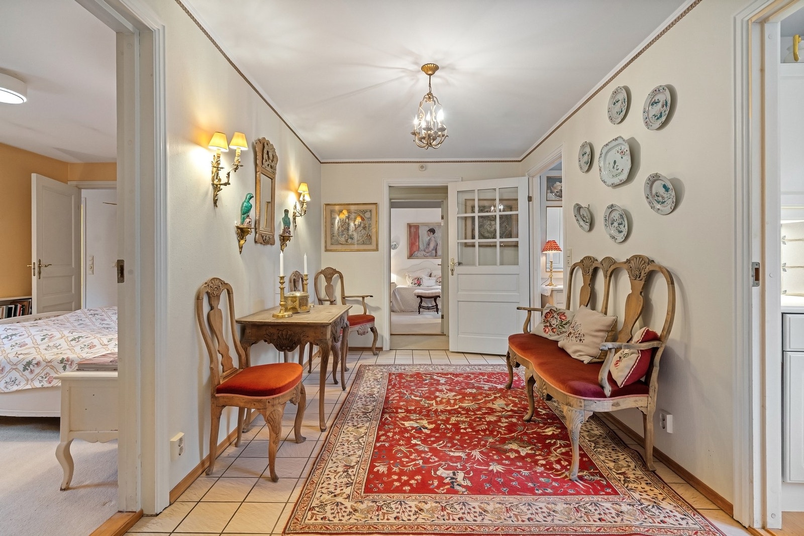 Innbydende hall med klassiske detaljer og god plass til møblering - et varmt og elegant førsteinntrykk av boligen. Galleribilde