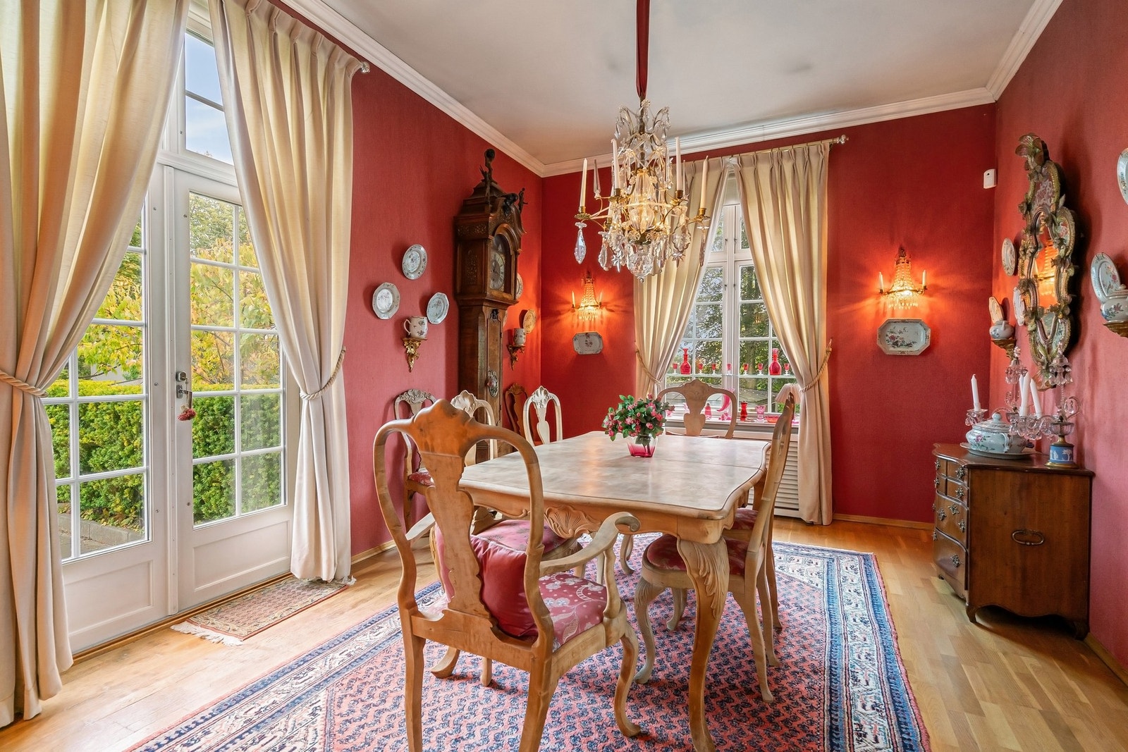 Elegant spisestue med himlingshøyde på hele 3 meter, store vindusflater og utgang til terrasse - et rom med klassisk atmosfære og flott lysinnslipp. Galleribilde