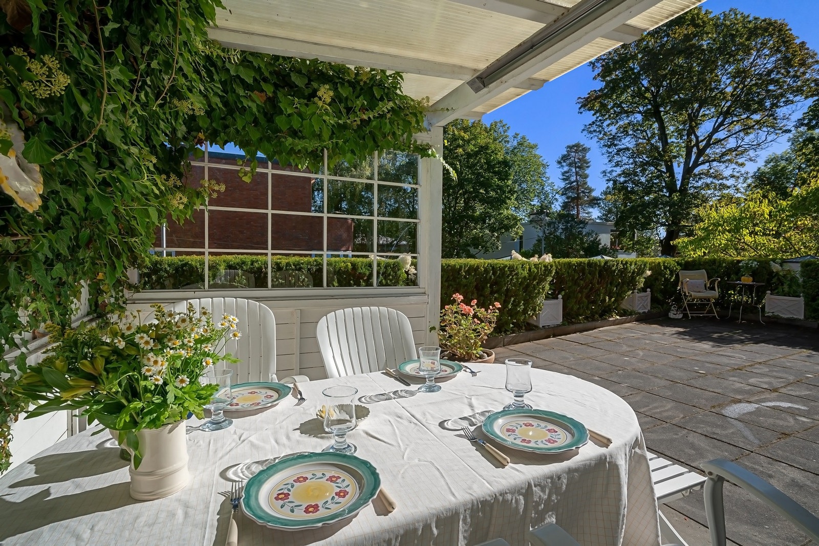 Hyggelig pergola på terrassen med grillmulighet til høyre. Galleribilde